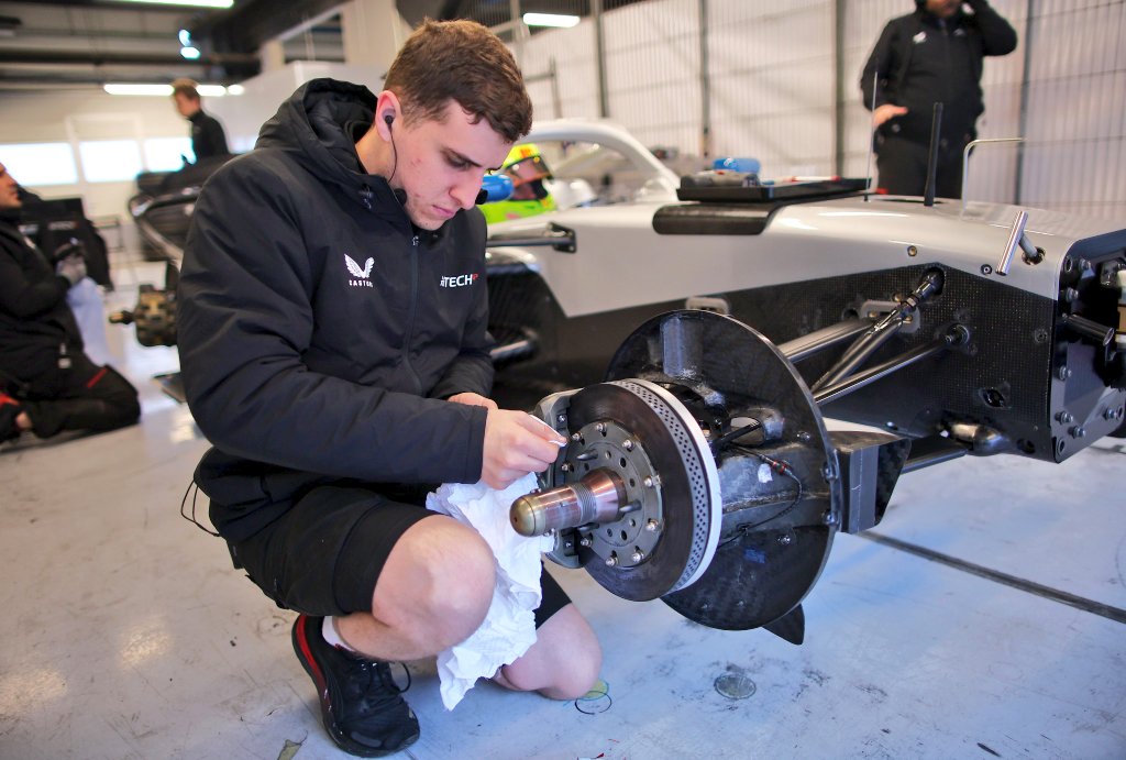 Compartimos galería de imágenes de los nuevos autos de F2: GEoZuU3WQAAEtvA.jpeg